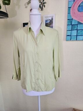 Fred David 100% Silk Button front top. Light green size medium